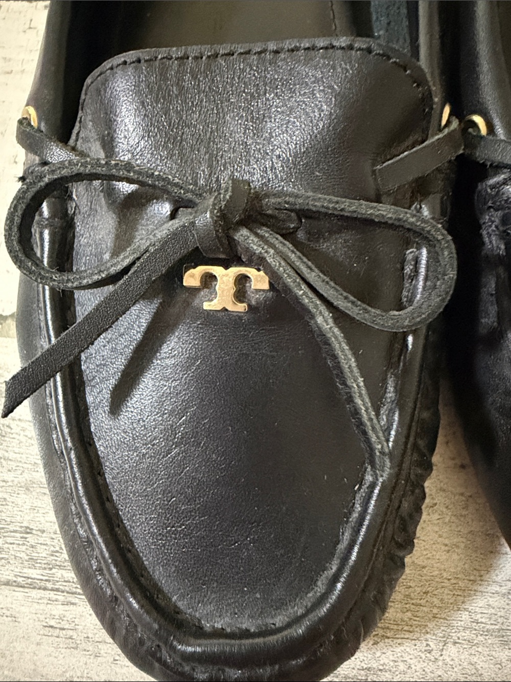 Tory Burch Black Leather Bow-Trim Driving Loafers with Gold Logo - Picture 2 of 10